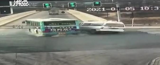 公交車(chē)和救護(hù)車(chē)相撞墜橋?深圳班車(chē)租賃如何保障用戶(hù)用車(chē)安